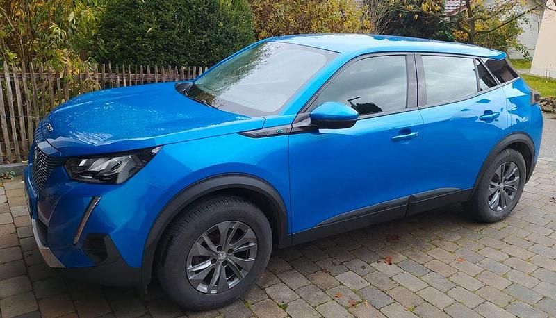 Blau Gebraucht 2020 Peugeot e-2008 Active SUV | 10.999 € (Superpreis) - Bild 1/4