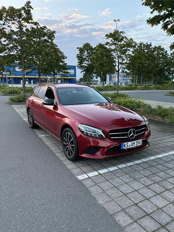 Gebraucht Mercedes C220 194 PS (142 kW) 2018 Rot Kombi