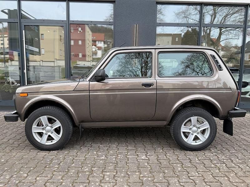 Gebraucht Lada niva 83 PS (61 kW) 2023 Braun SUV