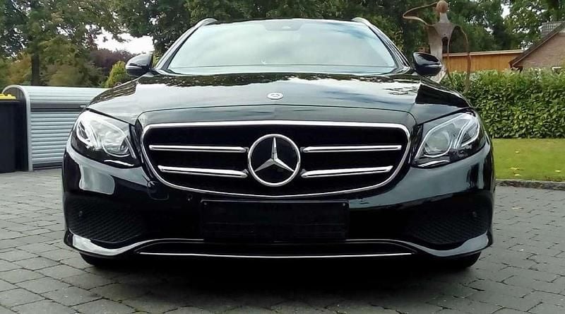 Schwarz Gebraucht 2019 Mercedes E220 Avantgarde Kombi | 18.700 € - Bild 1/4