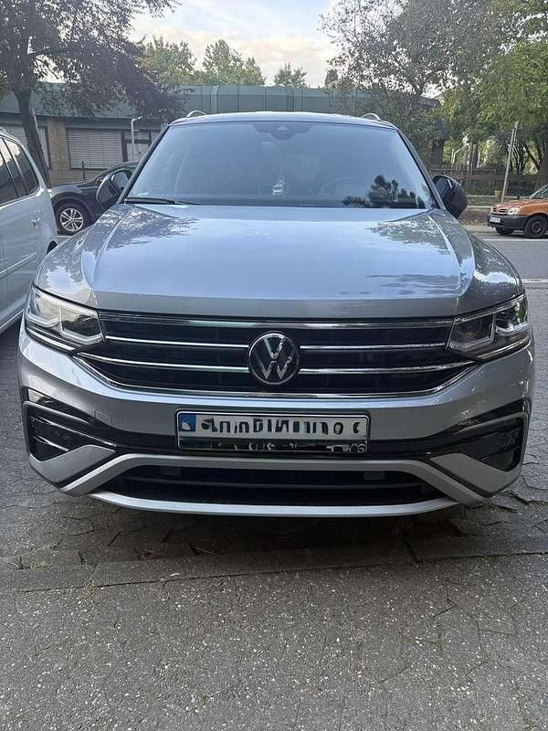 Silber Gebraucht 2024 VW Tiguan Allspace Elegance SUV | 42.700 € (Fairer Preis) - Bild 1/4