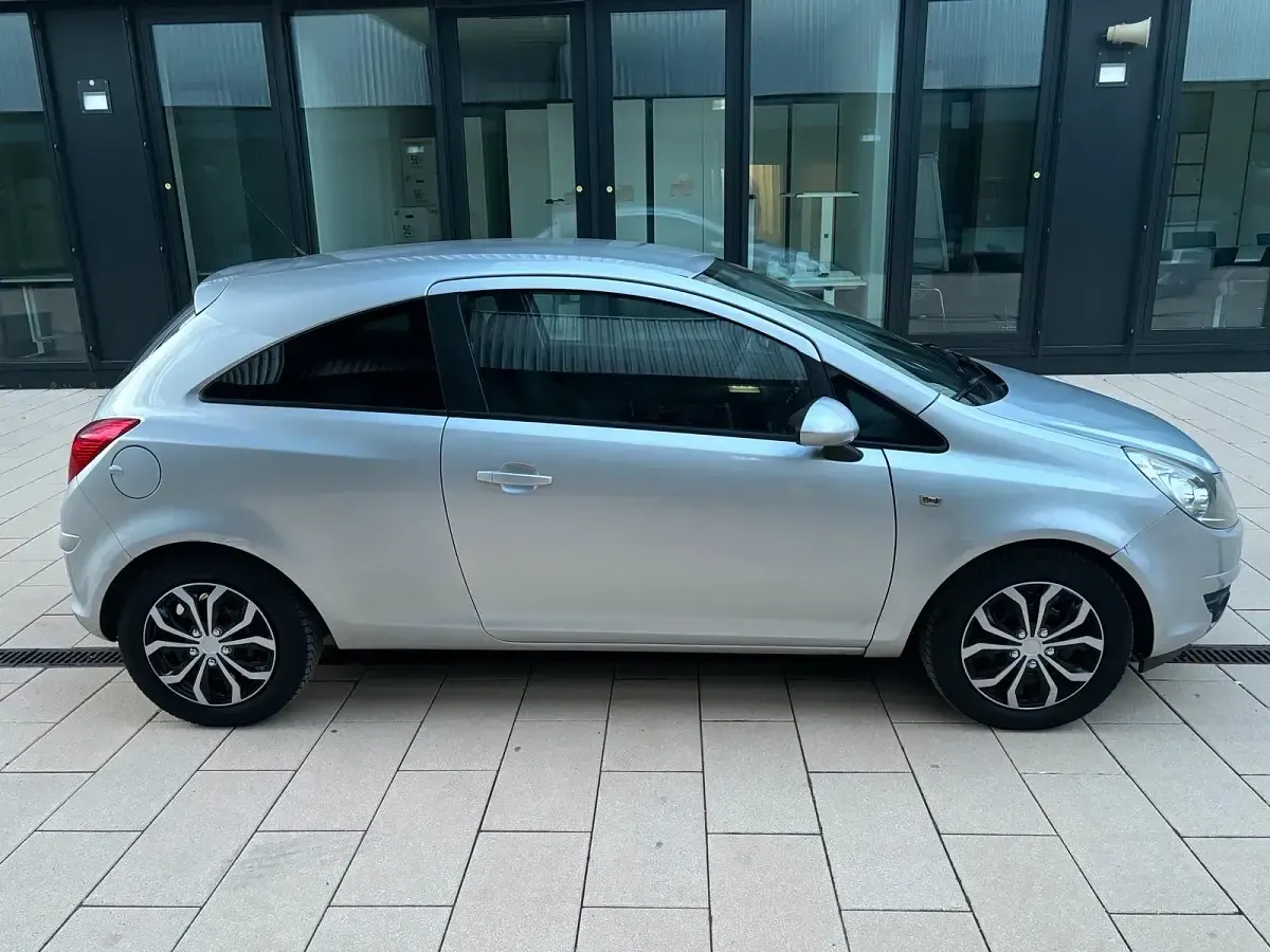 Gebraucht Opel Corsa Edition 69 PS (50 kW) 2010 Silber Kleinwagen