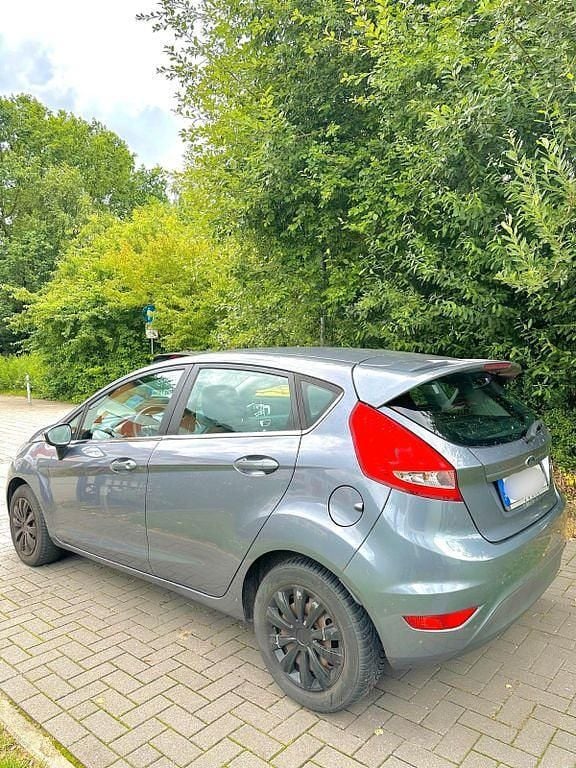 Gebraucht Ford Fiesta Titanium 82 PS (60 kW) 2012 Blau Kleinwagen
