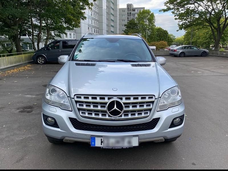 Silber Gebraucht 2009 Mercedes ML320 SUV | 7.999 € - Bild 1/4