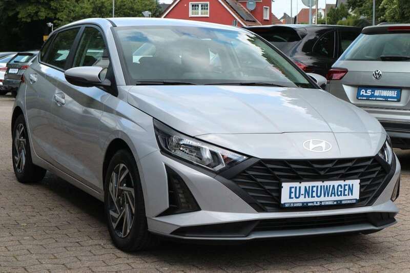 Lumen grey (y3h) Neu 2025 Hyundai i20 Comfort Kleinwagen | 18.490 € (Fairer Preis) - Bild 1/4