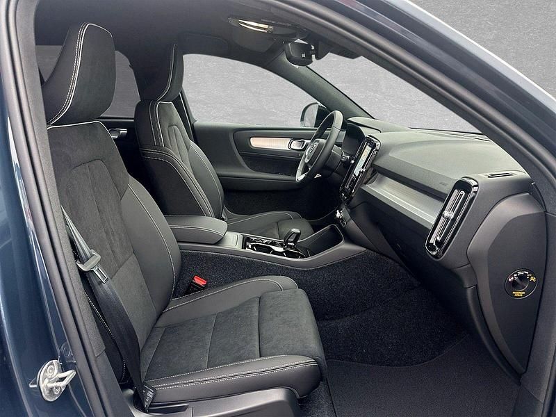Neu Volvo XC40 Plus 163 PS (119 kW) 2025 Denim blue SUV