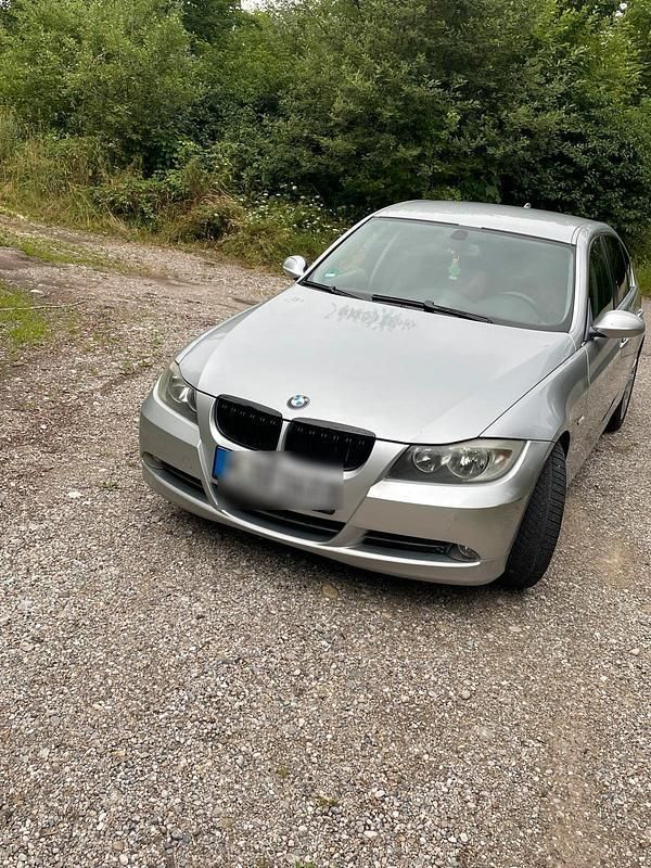 Silber Gebraucht 2005 BMW 325 Limousine | 2.700 € - Bild 1/4