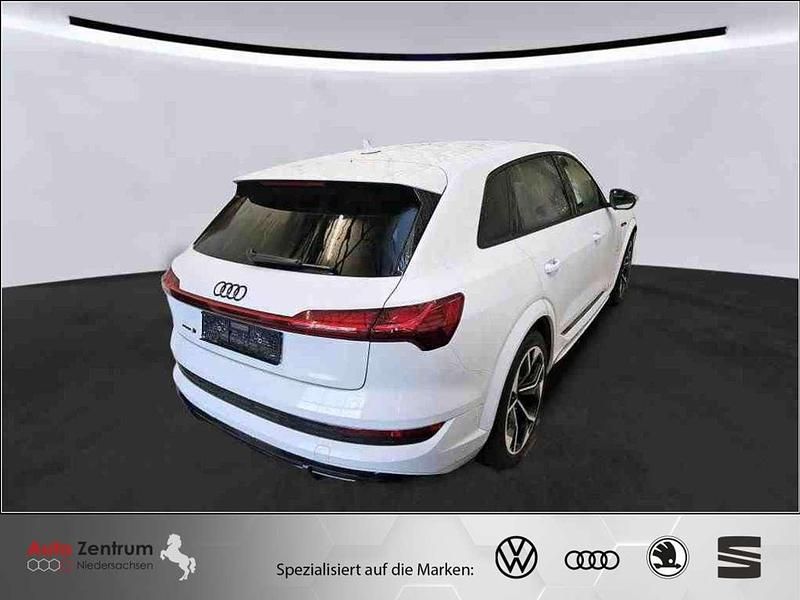 Gebraucht Audi e-tron Ambiente 369 kW (503 PS) 2021 Glacier white metallic SUV