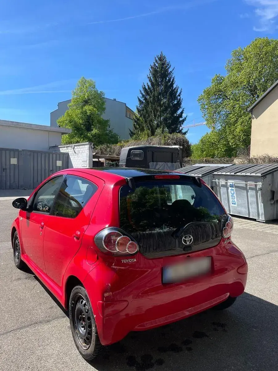 Gebraucht Toyota Aygo 68 PS (50 kW) 2013 Rot Kleinwagen
