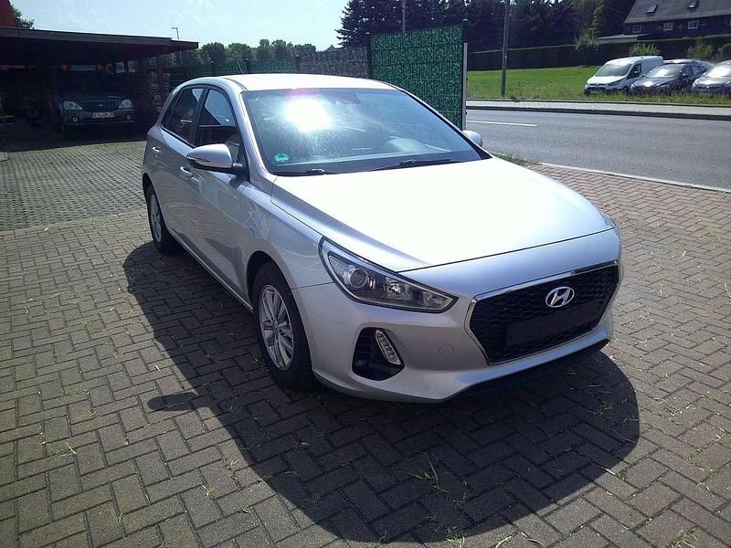 Gebraucht Hyundai i30 120 PS (88 kW) 2017 Silber Limousine