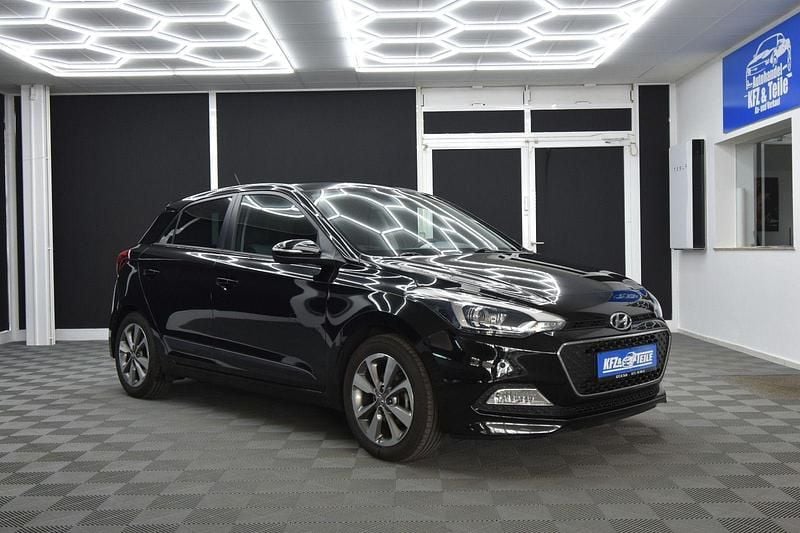 Gebraucht Hyundai i20 Style 101 PS (74 kW) 2015 Schwarz Kleinwagen