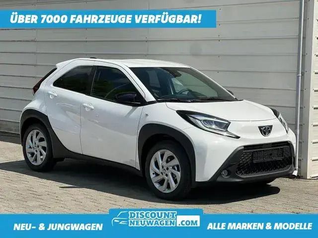 Schneeweiß uni Neu 2024 Toyota Aygo Active Kleinwagen | 17.890 € - Bild 1/4