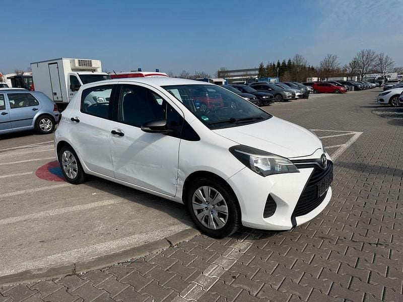Gebraucht Toyota Yaris Basis 69 PS (50 kW) 2014 Weiß Kleinwagen