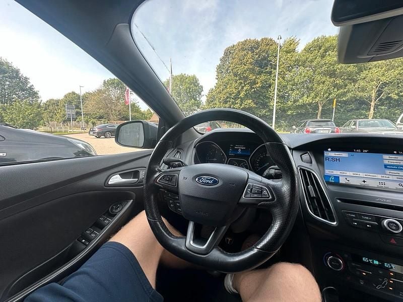 Grau Gebraucht 2017 Ford Focus ST-Line Kombi | 6.699 € (Guter Preis) - Bild 1/4