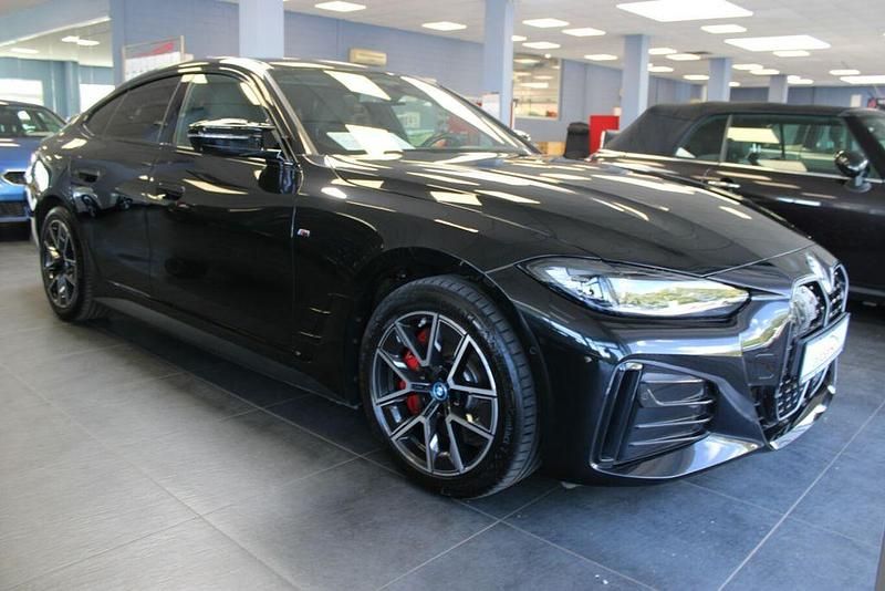 Saphirschwarz metallic Gebraucht 2023 BMW i4 Performance Limousine | 44.980 € (Superpreis) - Bild 1/4