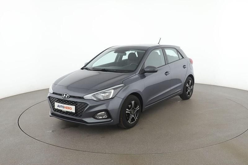 Grau Gebraucht 2018 Hyundai i20 Classic Limousine | 9.760 € (Fairer Preis) - Bild 1/3