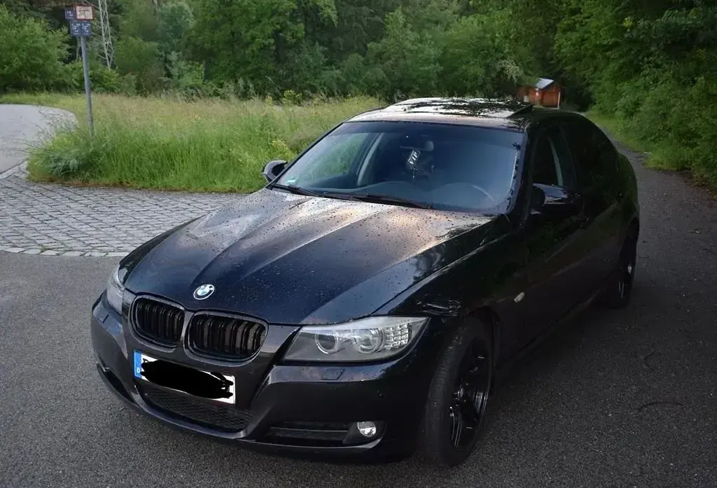 Gebraucht BMW 320 Lifestyle 184 PS (135 kW) 2011 Schwarz Limousine