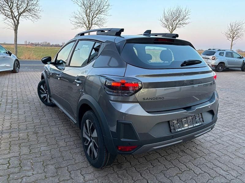 Neu Dacia Sandero Expression 110 PS (80 kW) 2026 Grau Limousine