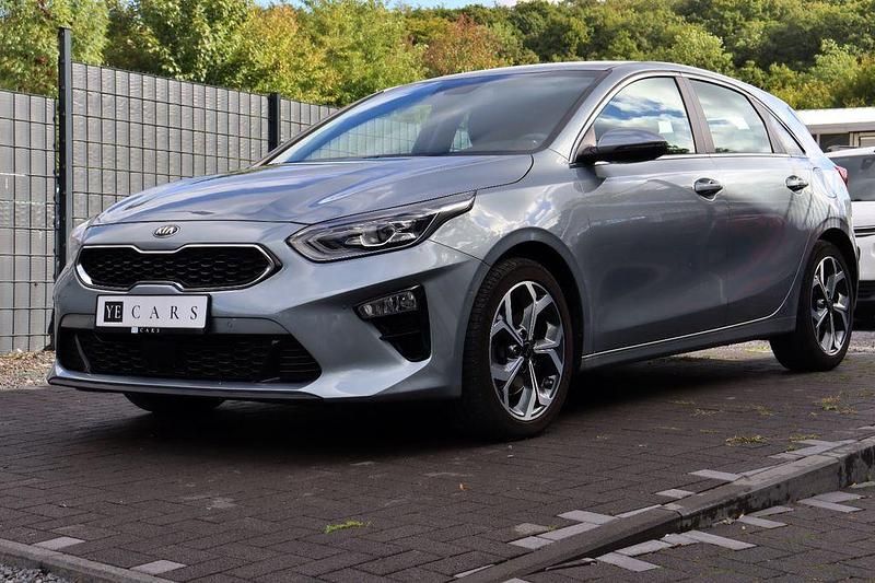 Silber Gebraucht 2021 Kia Ceed Play Limousine | 20.850 € (Fairer Preis) - Bild 1/4