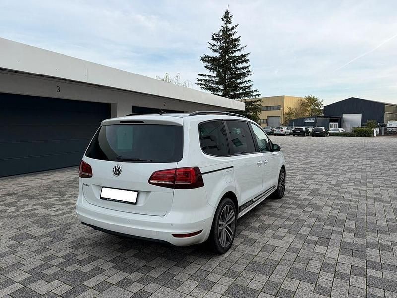 Gebraucht VW Sharan Highline 150 PS (110 kW) 2021 Weiß Van / Kleinbus