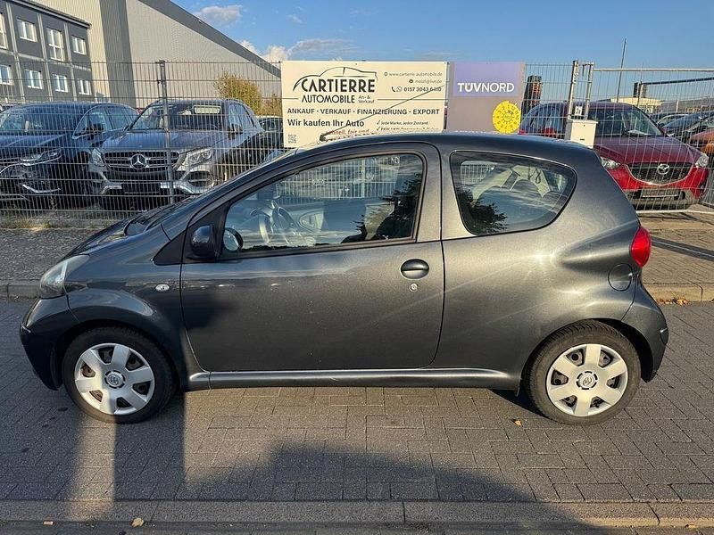 Grau Gebraucht 2006 Toyota Aygo City Kleinwagen | 1.899 € (Fairer Preis) - Bild 1/4
