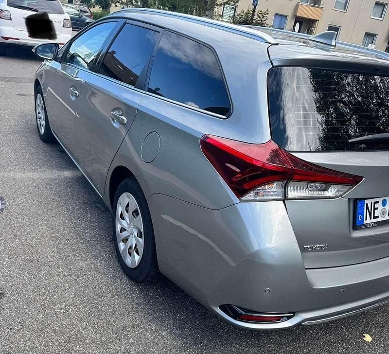 Grau Gebraucht 2016 Toyota Auris Comfort Kombi | 7.950 € (Guter Preis) - Bild 1/4