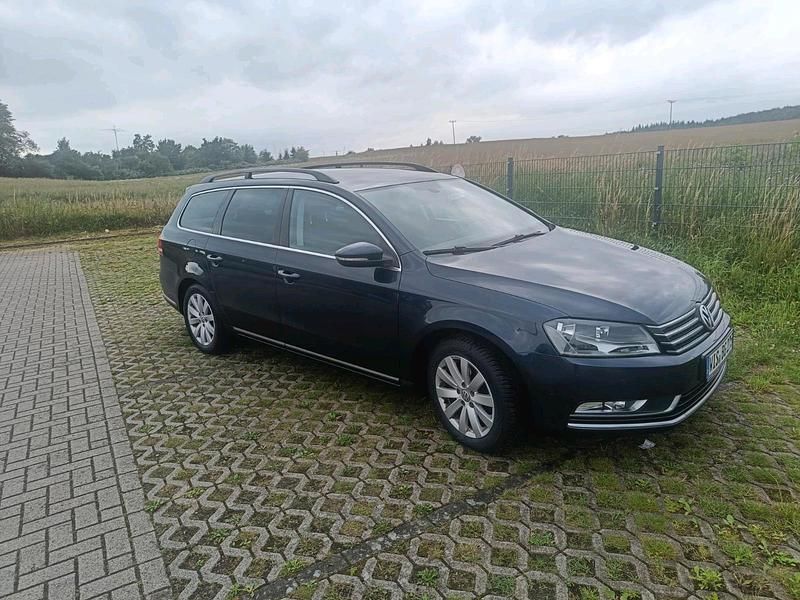 Blau Gebraucht 2012 VW Passat Kombi | 6.599 € (Fairer Preis) - Bild 1/4