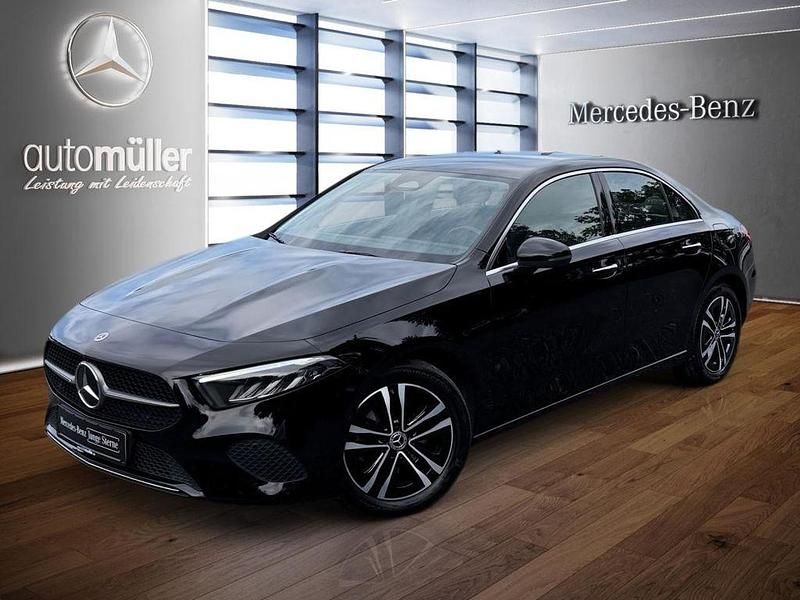 Schwarz Gebraucht 2023 Mercedes A200 Progressive Limousine | 27.950 € (Etwas zu teuer) - Bild 1/3