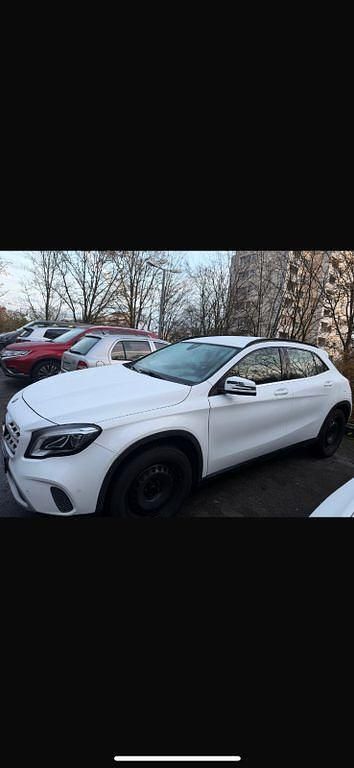 Weiß Gebraucht 2019 Mercedes GLA180 SUV | 20.000 € (Etwas zu teuer) - Bild 1/4