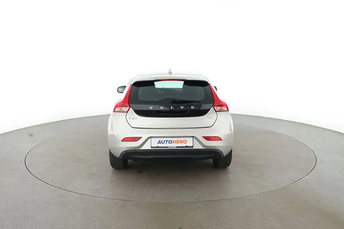 Gebraucht Volvo V40 Momentum 122 PS (89 kW) 2017 Braun Kombi