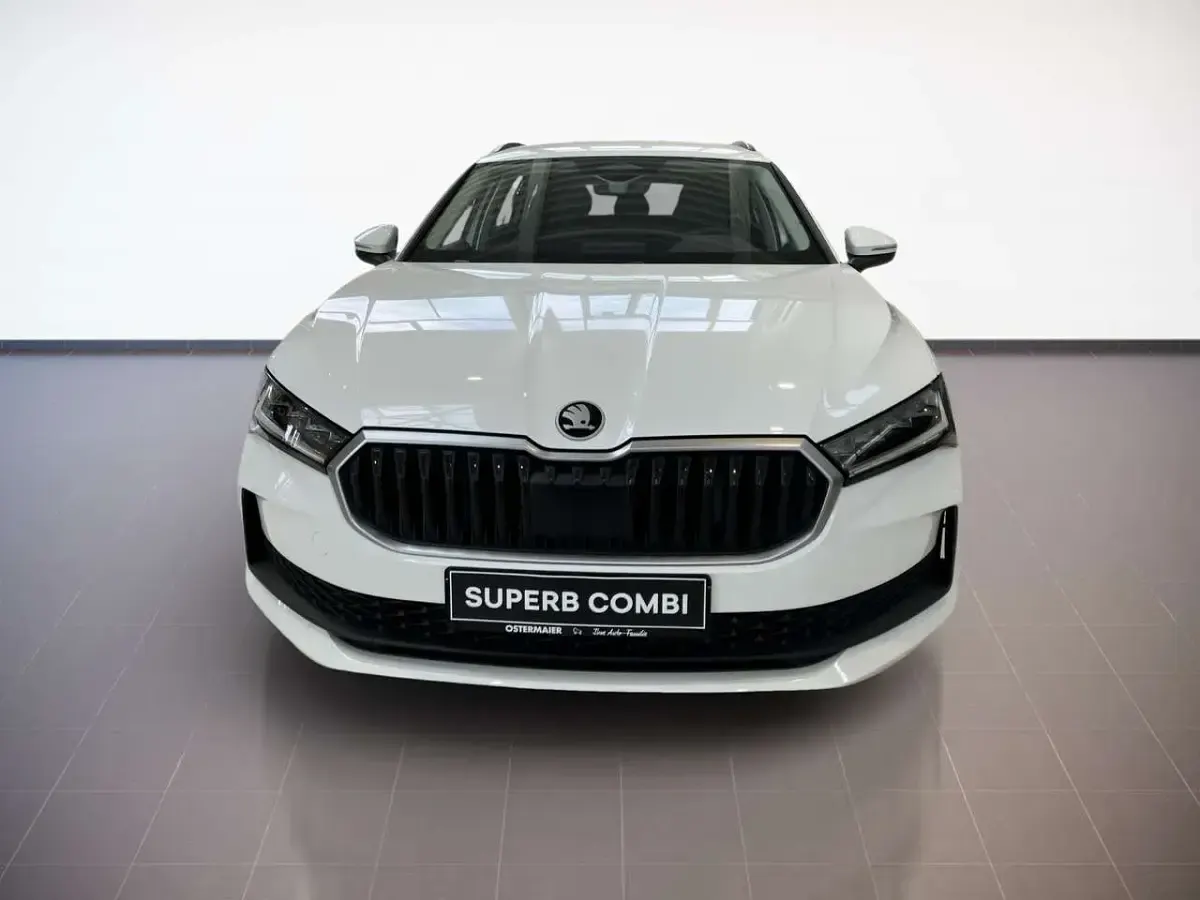 Gebraucht Skoda Superb Essence 150 PS (110 kW) 2025 Kristallweiss uni Limousine