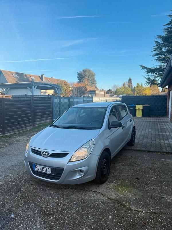 Silber Gebraucht 2009 Hyundai i20 Kleinwagen | 2.650 € (Fairer Preis) - Bild 1/4