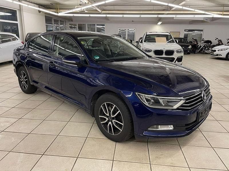 Gebraucht VW Passat Trendline 125 PS (91 kW) 2017 Blau Limousine