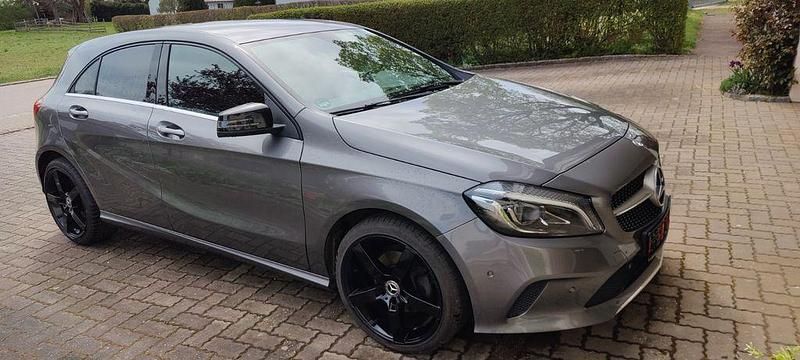Grau Gebraucht 2015 Mercedes A180 Limousine | 14.999 € (Fairer Preis) - Bild 1/4