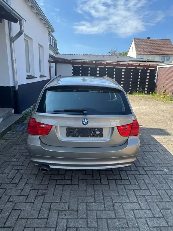 Gebraucht BMW 318 143 PS (105 kW) 2011 Kombi