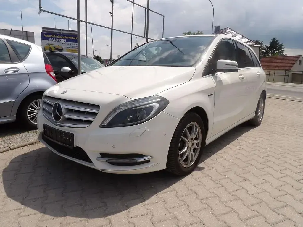 Gebraucht Mercedes B200 156 PS (114 kW) 2012 Calcitweiss  unilack Kleinwagen