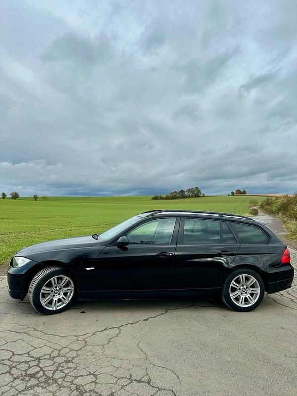 Gebraucht BMW 320 163 PS (119 kW) 2007 Schwarz Kombi