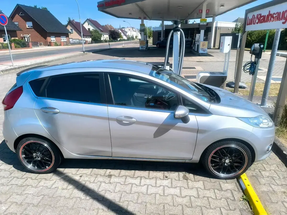 Gebraucht Ford Fiesta Titanium 96 PS (70 kW) 2012 Silber Kleinwagen