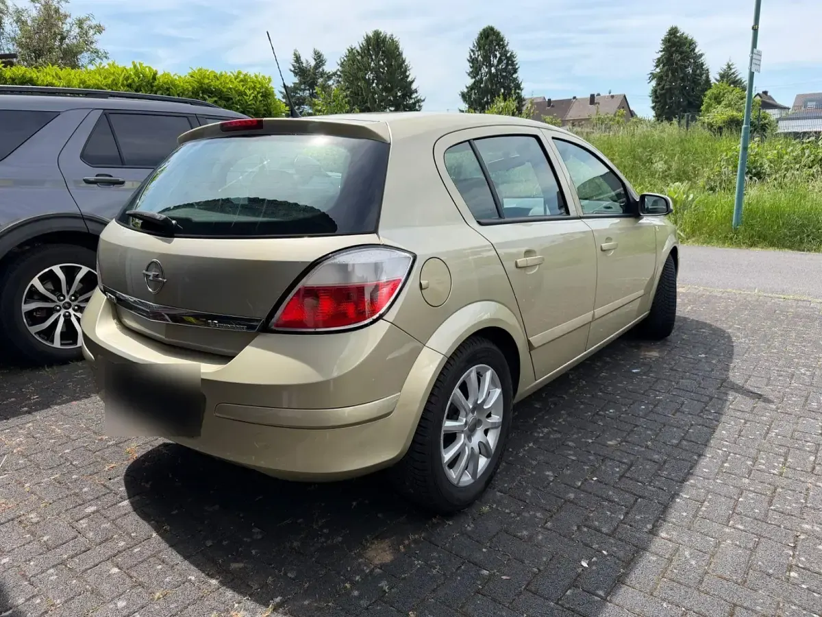 Gebraucht Opel Astra 105 PS (77 kW) 2004 Gold Limousine