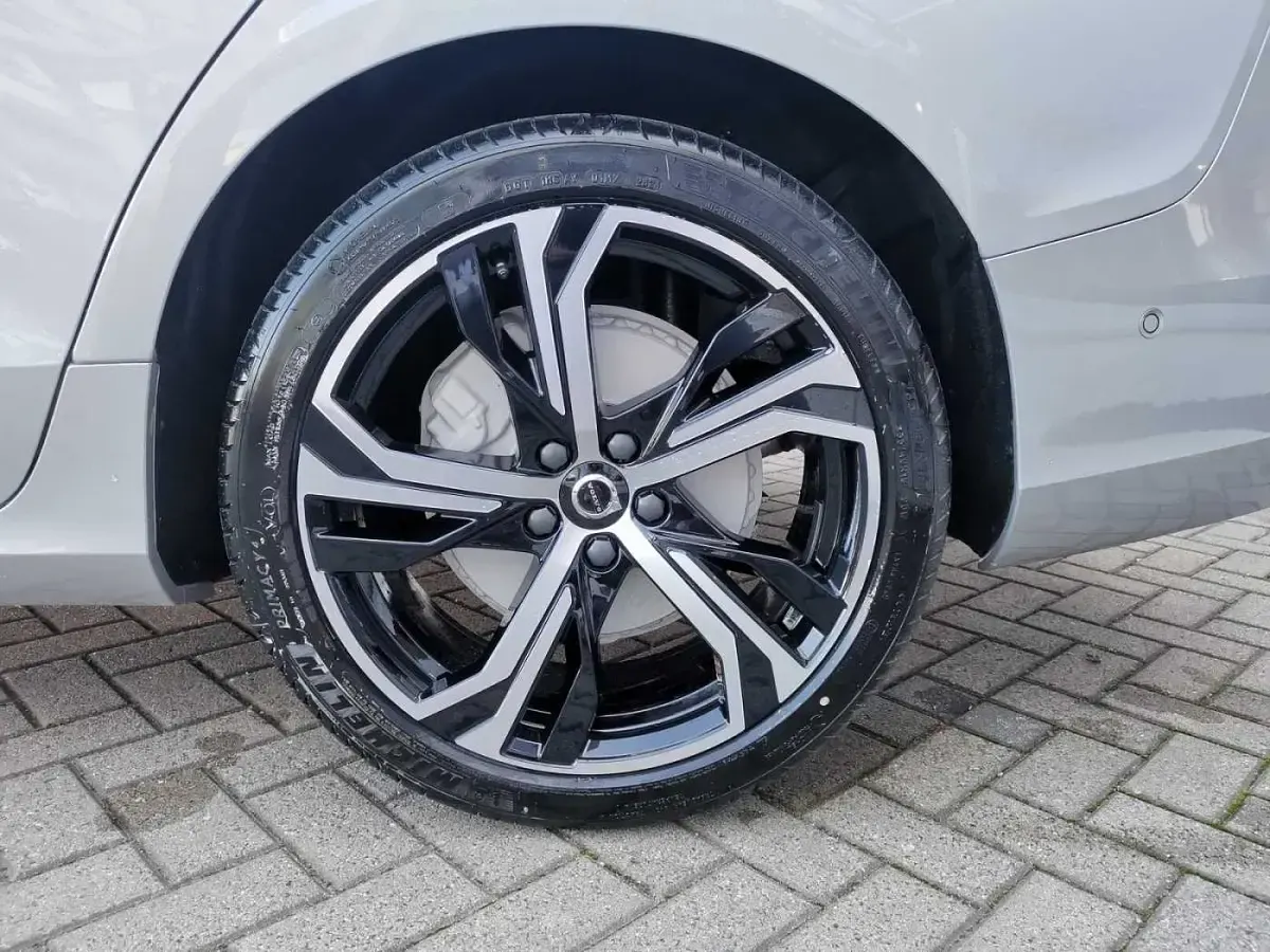 Gebraucht Volvo V60 145 PS (106 kW) 2025 Kombi
