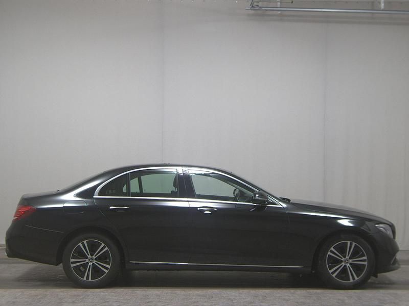 Schwarz Gebraucht 2019 Mercedes E220 Avantgarde Limousine | 27.480 € (Guter Preis) - Bild 1/4