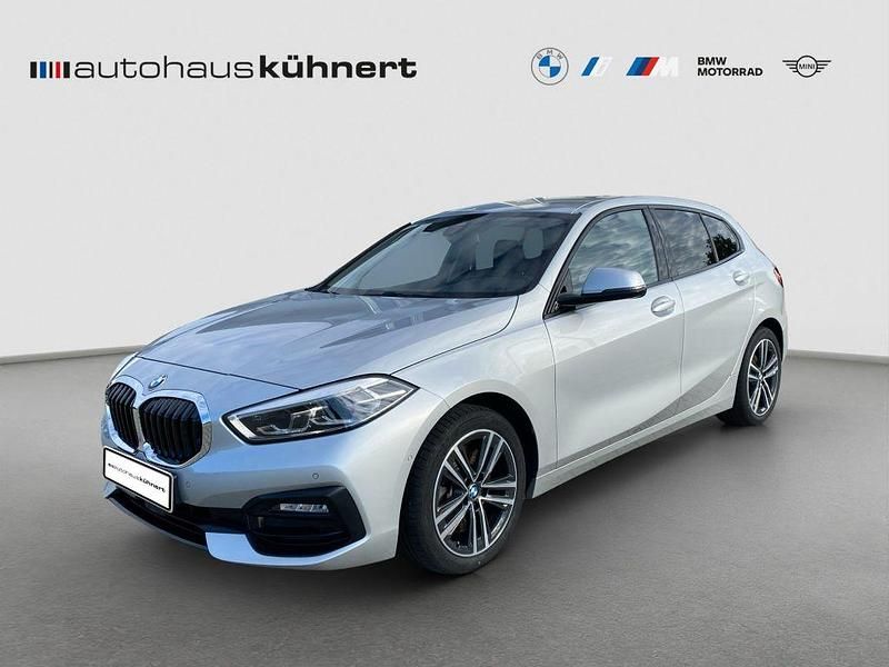 Glaciersilber metallic Gebraucht 2021 BMW 120 Sport Line Kleinwagen | 26.885 € (Fairer Preis) - Bild 1/4