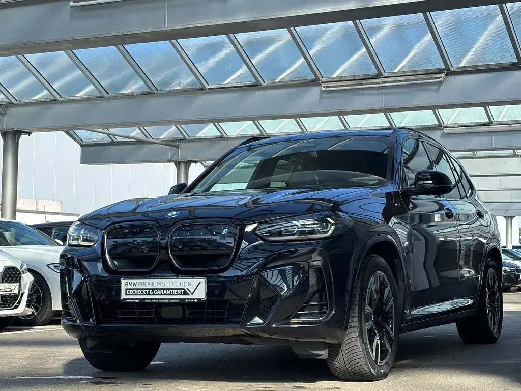 Gebraucht BMW iX3 Shadowline 210 kW (286 PS) 2023 M carbonschwarz (metallic) SUV