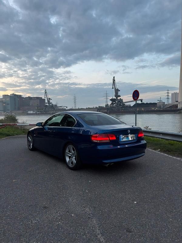 Blau Gebraucht 2011 BMW 330 Coupé | 10.500 € (Superpreis) - Bild 1/4