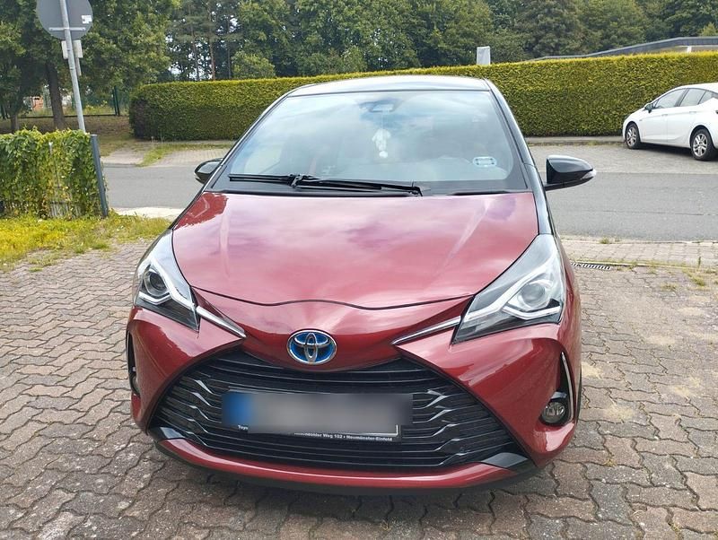 Rot Gebraucht 2019 Toyota Yaris Style Kleinwagen | 15.600 € (Fairer Preis) - Bild 1/4