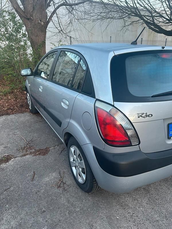Second-hand Kia Rio 97 CP (71 kW) 2010 Argintiu Berlinǎ