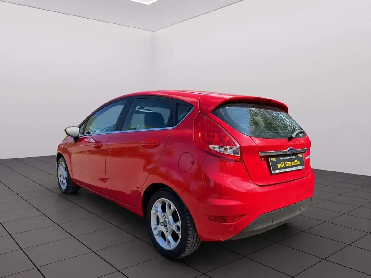 Gebraucht Ford Fiesta Titanium 120 PS (88 kW) 2011 Rot Limousine