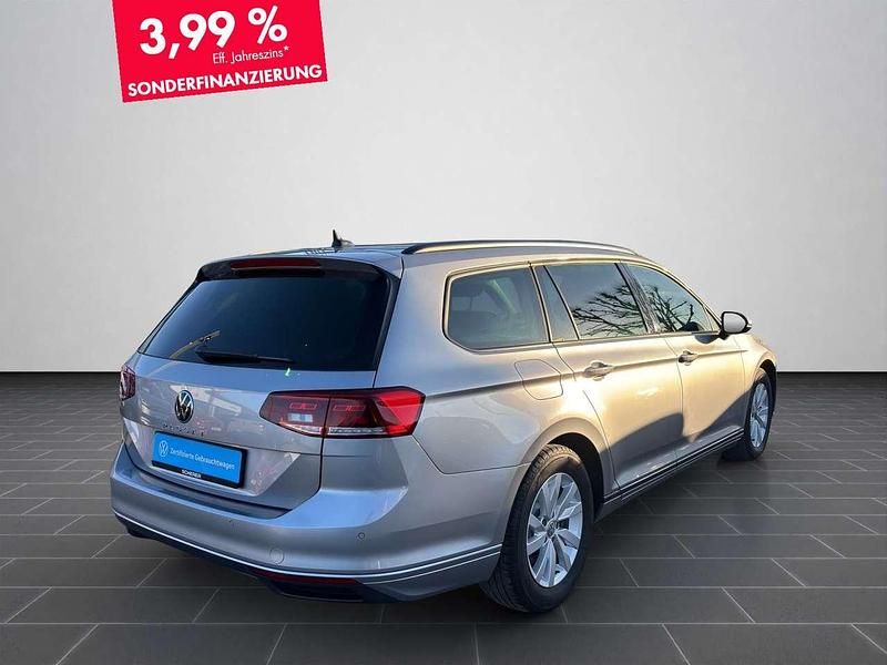 Gebraucht VW Passat Basis 122 PS (89 kW) 2023 Pyritsilber metallic (metallic) Kombi