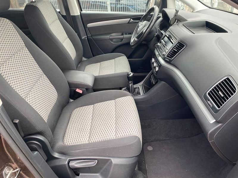 Gebraucht VW Sharan Trendline 140 PS (102 kW) 2012 Braun Van / Kleinbus