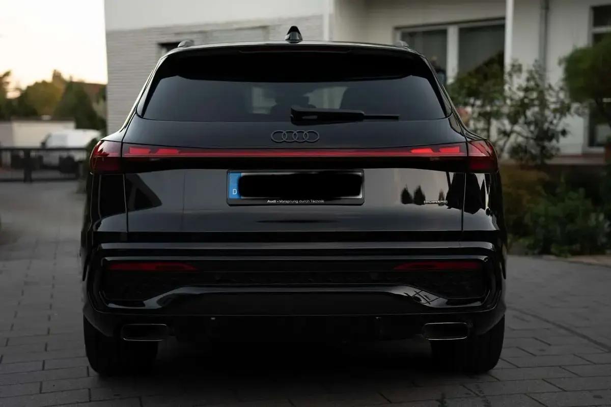 Second-hand Audi Q5 Edition .1 204 CP (150 kW) 2025 Negru SUV
